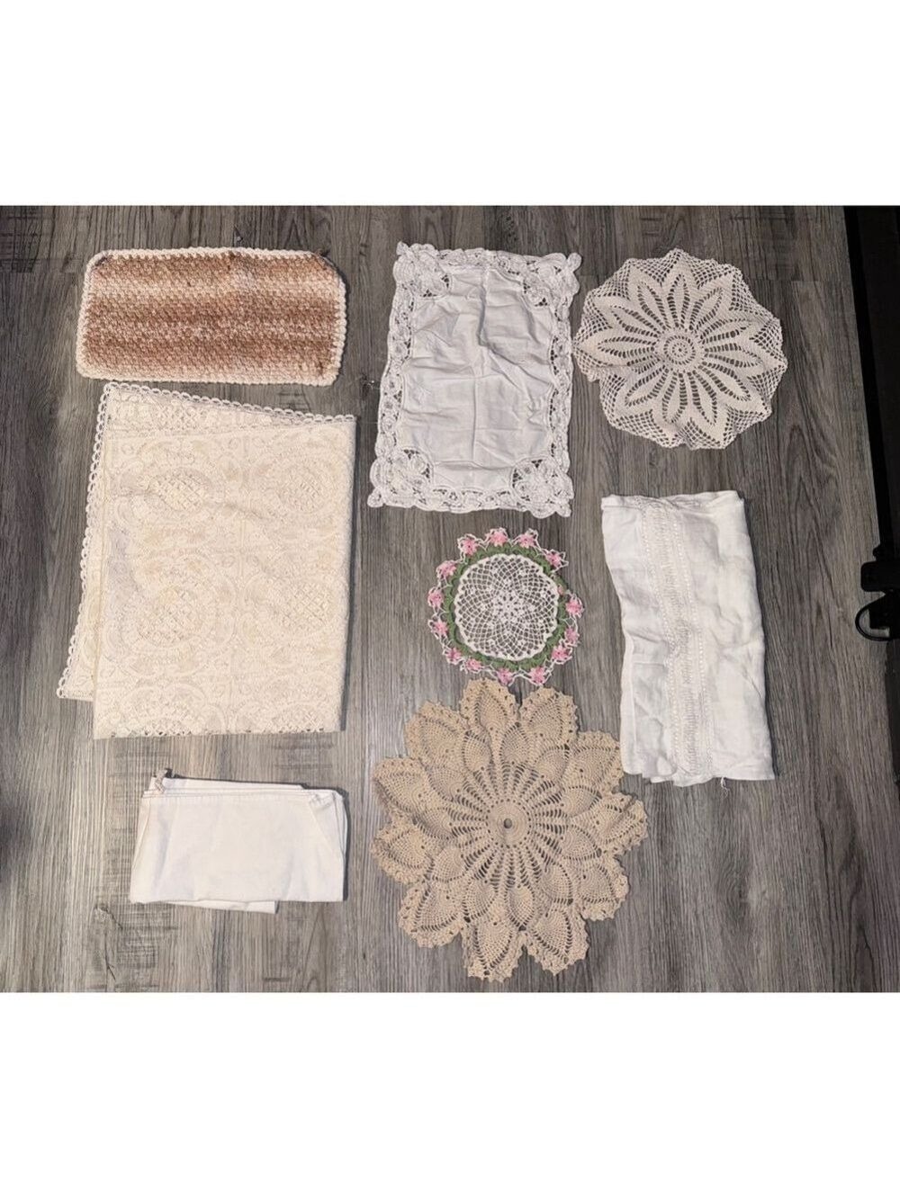 Vintage dollies, eight piece, different sizes, dainty pink old lace - Picture 1 of 13